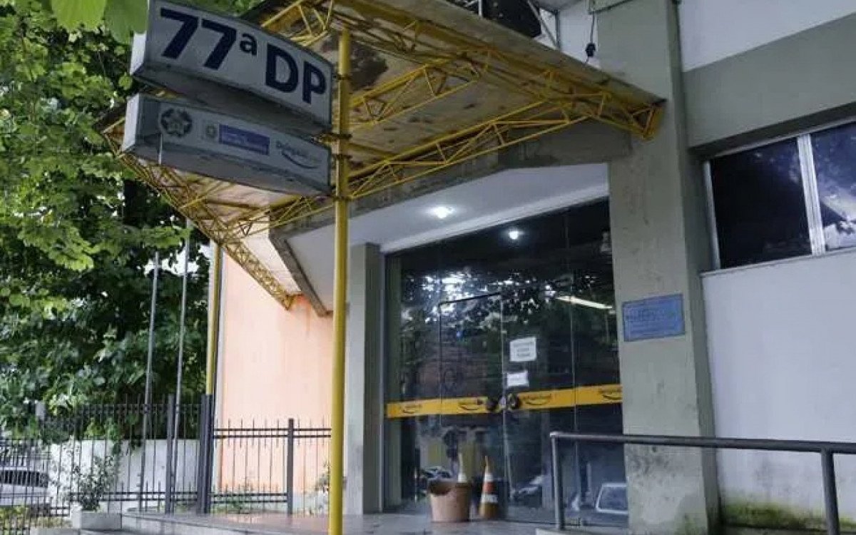 Policial aposentado é preso por atirar dentro de delegacia em Niterói