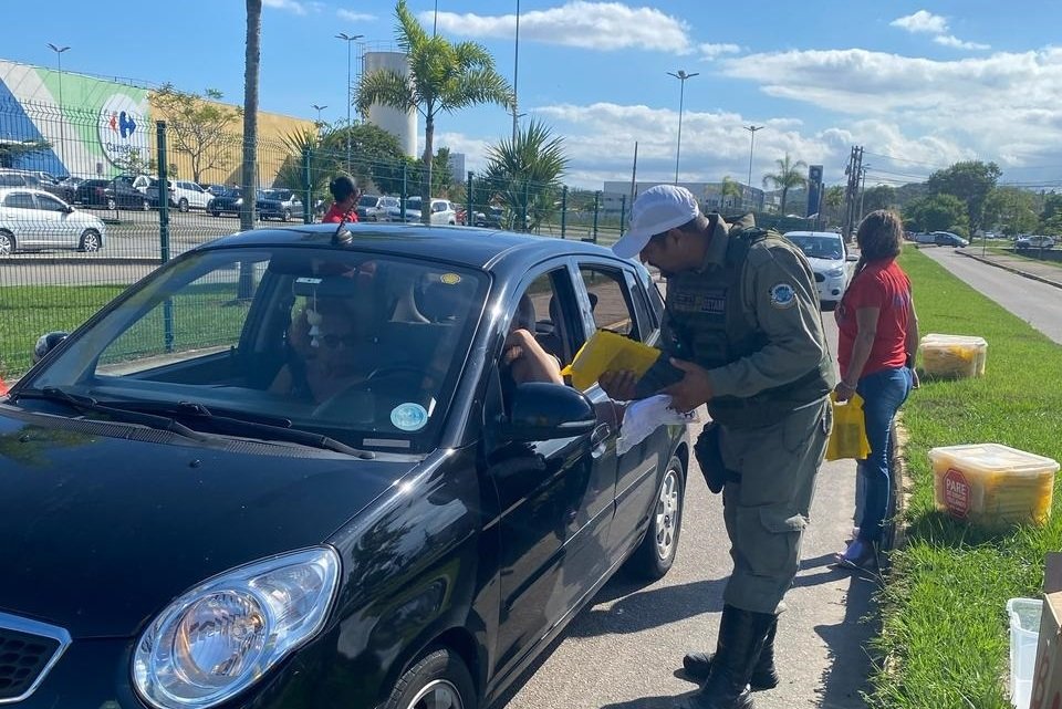 Blitz Educativa da Mobilidade Urbana conscientiza motoristas no Shopping