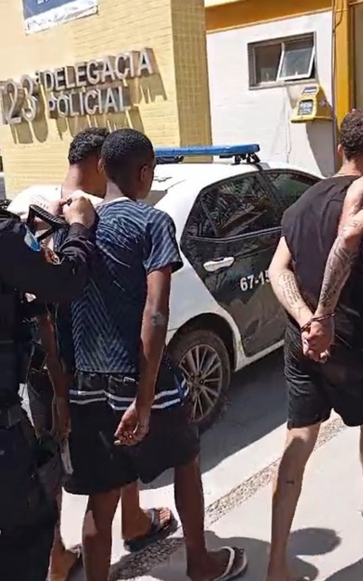 O 32° BPM detém três pessoas e apreende drogas no Visconde