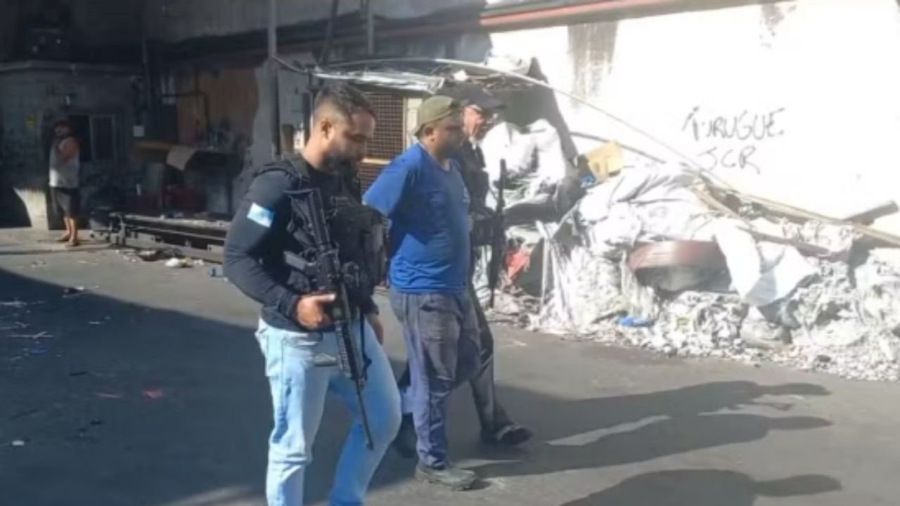 Polícia prende suspeitos de homicídios escondidos no Jacarezinho
