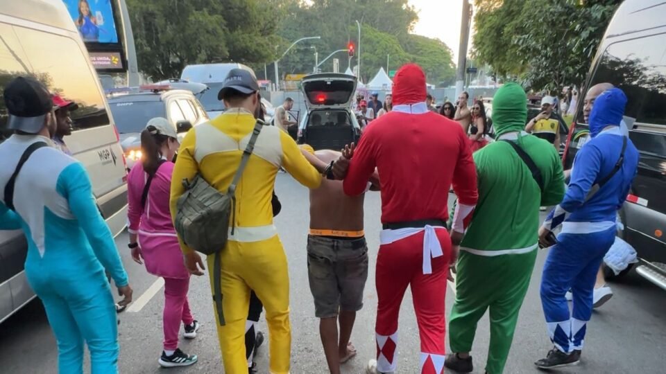 Power Rangers, padre e Chapolin: policiais se disfarçam para conter o crime no Carnaval de SP