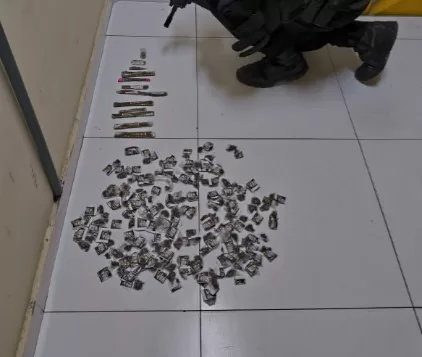 Polícia Militar apreende drogas e prende suspeitos em operações em Araruama e Cabo Frio