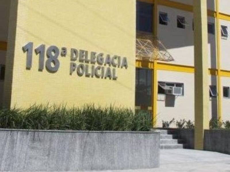 Motorista embriagado vai preso em Araruama depois de carro invadir loja