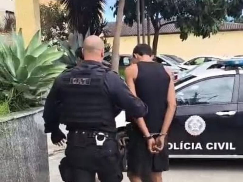 Denúncia anônima leva PM a prender traficantes na Vila Canaã, em Araruama