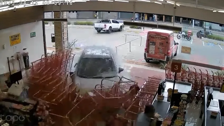 Vídeo mostra carro desgovernado invadindo supermercado