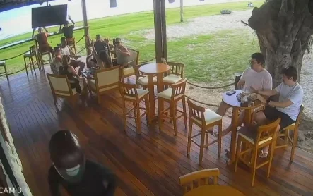 Criminosos assaltam quiosque movimentado na orla de Araruama durante o feriado