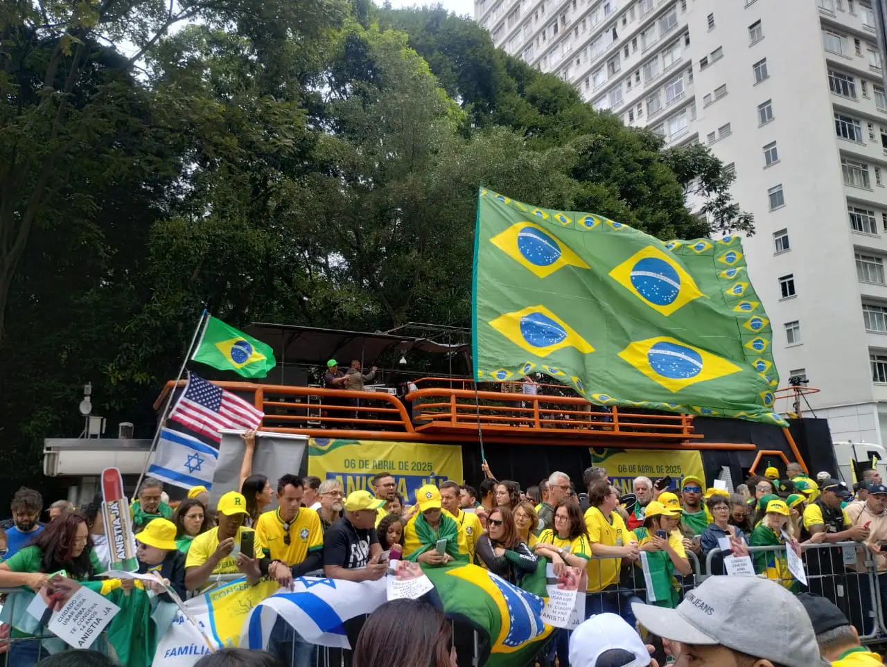 Ato com Bolsonaro para aprovar anistia a presos do 8/1 atrai milhares para a Avenida Paulista