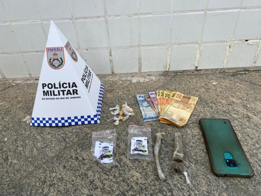 Mulher é detida com drogas na Favela da Linha em Macaé
