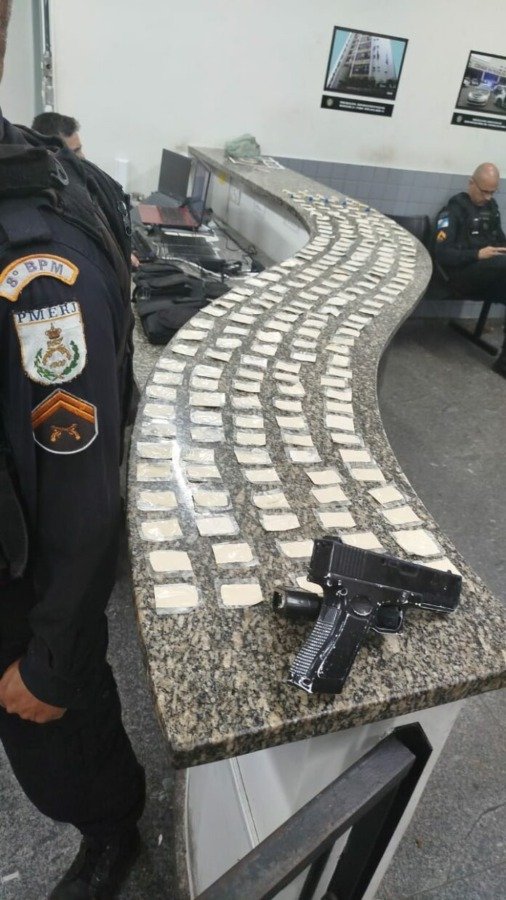 Polícia Militar apreendeu um simulacro de pistola e drogas em Campos