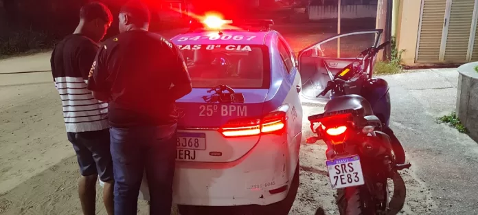 Dupla é presa após tentativa de assalto e porte ilegal de arma em Araruama