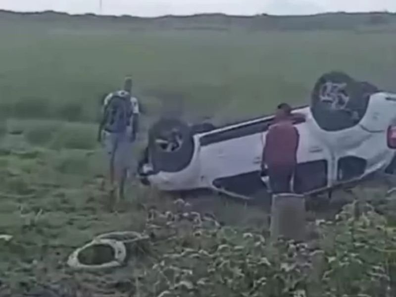 Acidente em Cabo Frio deixa carro capotado às margens da RJ-102, próximo ao IFF