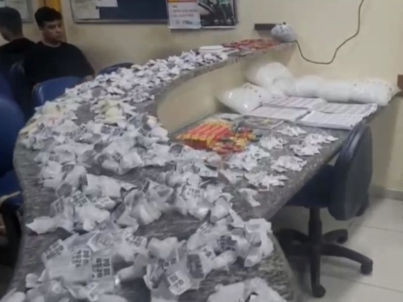 Polícia Civil de Rio das Ostras desmonta depósito de drogas em Unamar