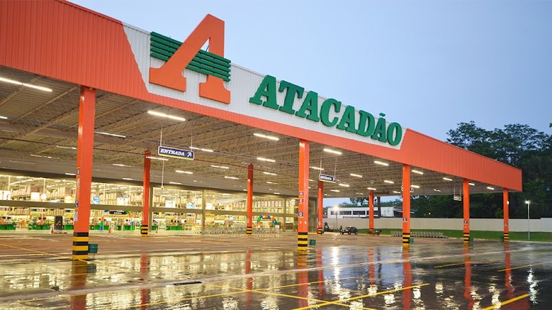 Supermercado Atacadão foi alvo de criminosos na madrugada desta quarta-feira