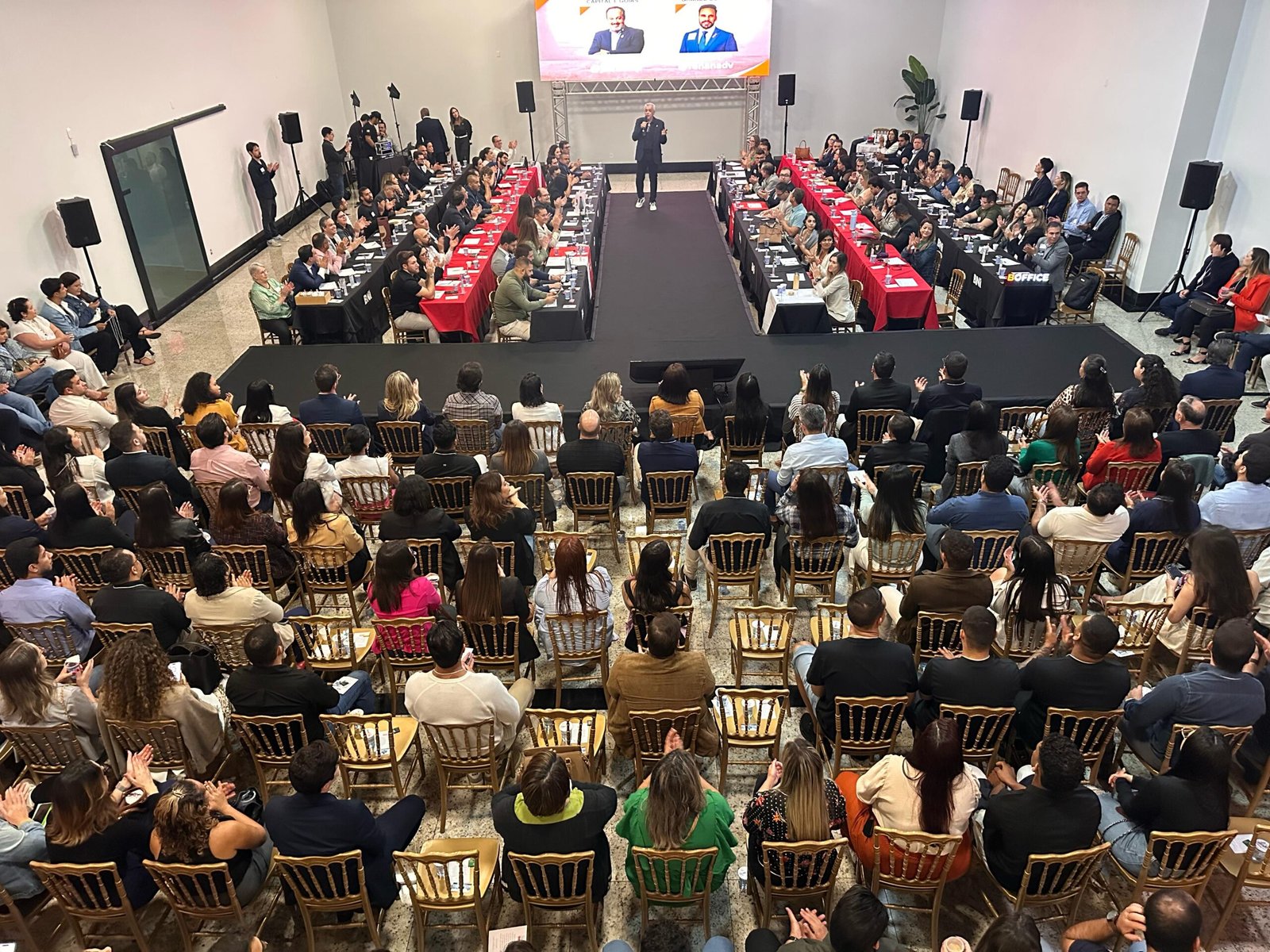 Empresários se reúnem para fazer negócios e impulsionar vendas com modelo de relacionamento de tendência mundial