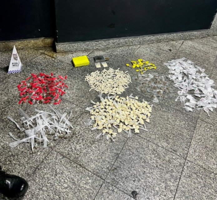 PM apreende grande volume de drogas em operação em Campos