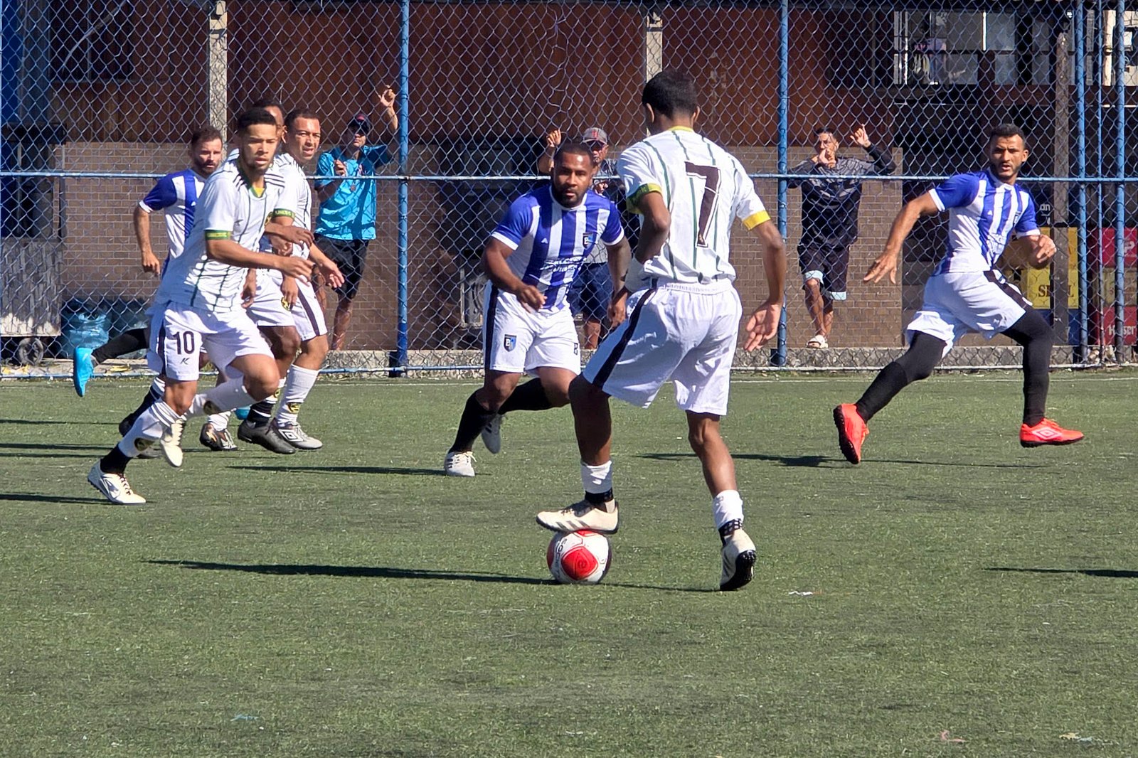 Futebol movimenta o final de semana esportivo em Macaé