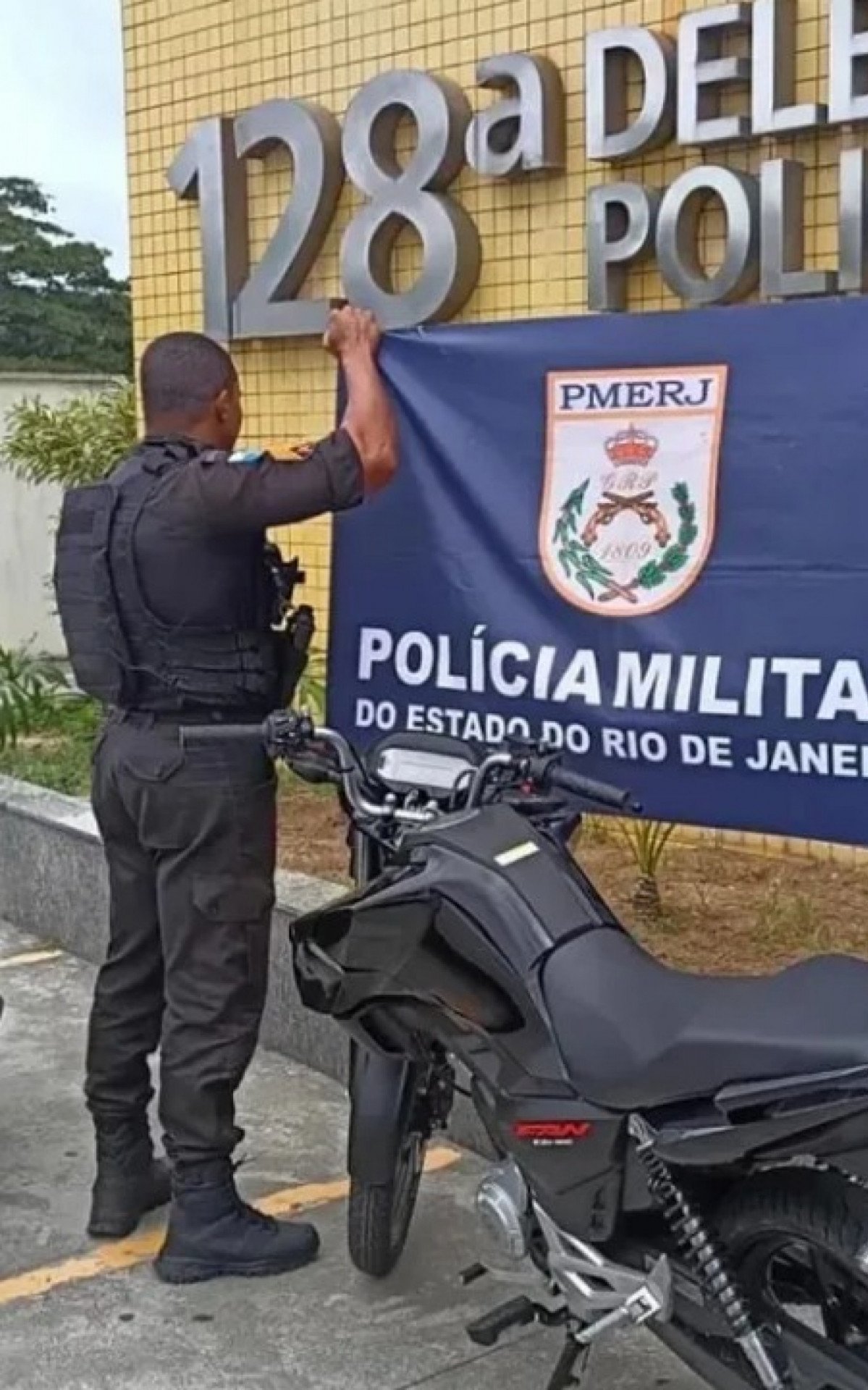 Dois homens são presos com drogas e dinheiro em Rio das Ostras