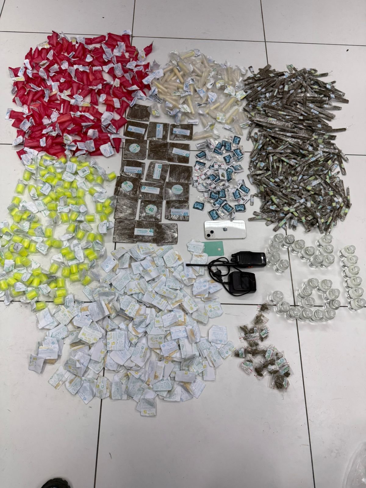Polícia Civil enfrenta resistência armada e apreende arsenal de drogas em Caxias