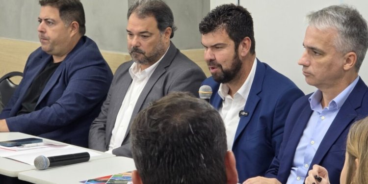 Autoridades se reúnem no Rio para debater retorno de voos em Macaé