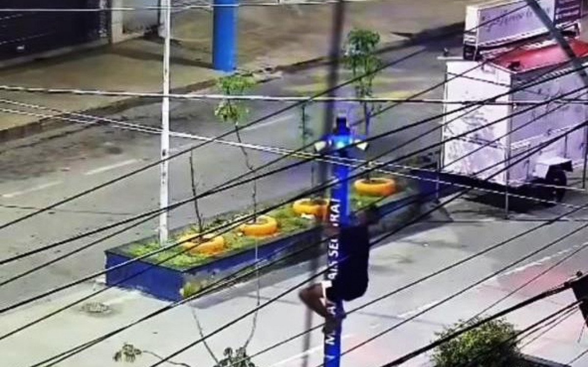 Homem é preso após quebrar câmeras de segurança no bairro Aeroporto