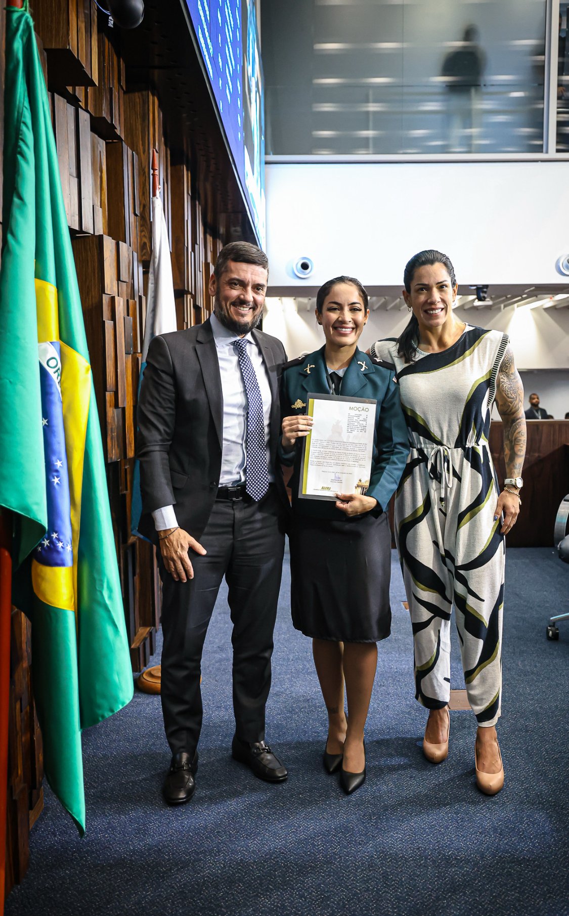 Alerj homenageia única mulher PM líder na operação nos complexos do Alemão e da Penha