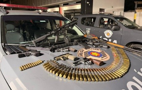 Polícia Militar apreende arsenal com fuzis e mais de 1.500 munições em Caraguatatuba