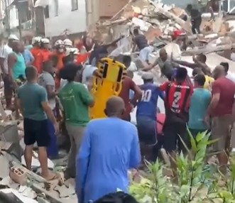 Prédio desaba em Salvador, deixa um morto e equipes buscam desaparecidos nos escombros