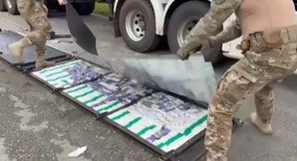 PRF descobre carga milionária de medicamentos ilegais escondida em caminhão na BR-277